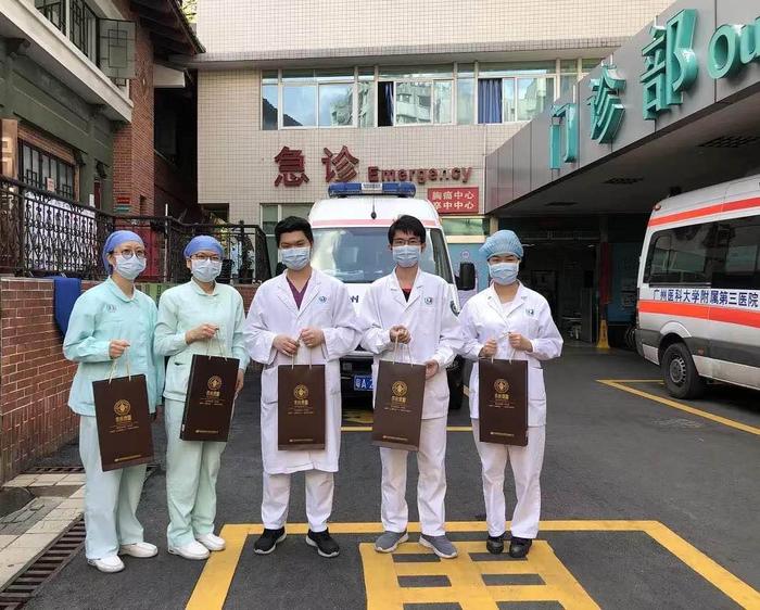 西域苁蓉向武汉新疆抗疫人员分发管花肉苁蓉产品